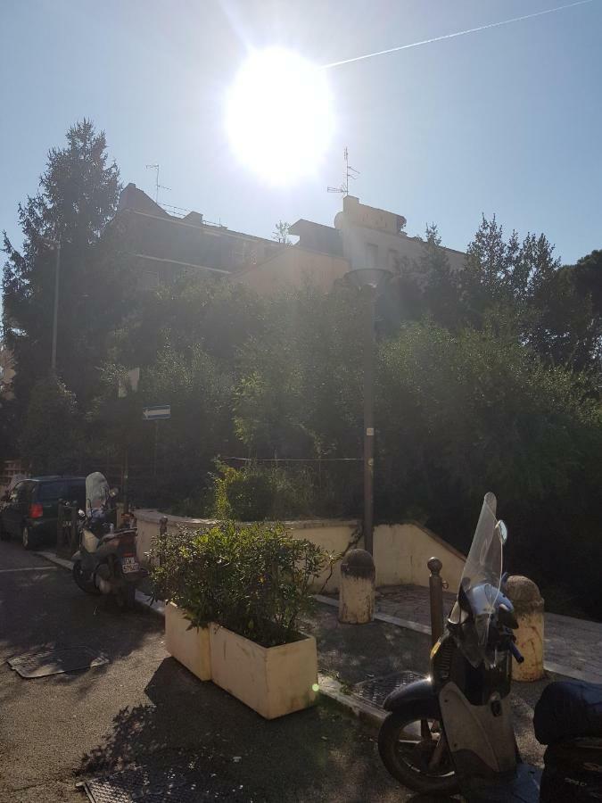 Appartamento Luminoso con vista su Villa Ada Roma Esterno foto
